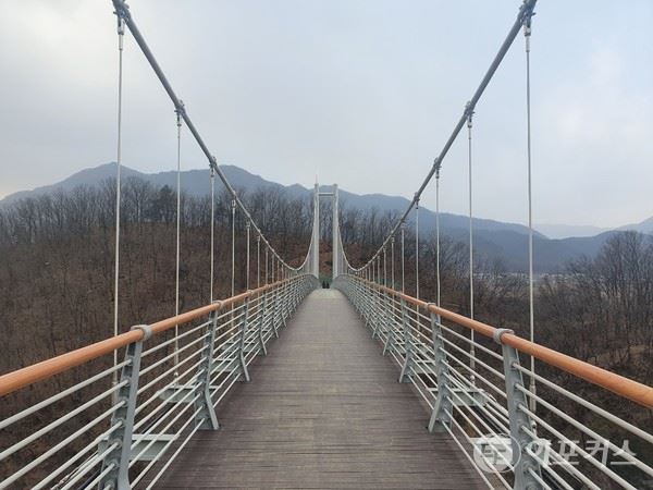 포천 한탄강 하늘다리. 중간중간에 '스카이워크'라 불리는 유리바닥이 설치돼 있다.  ⓒ 이포커스 곽유민 기자