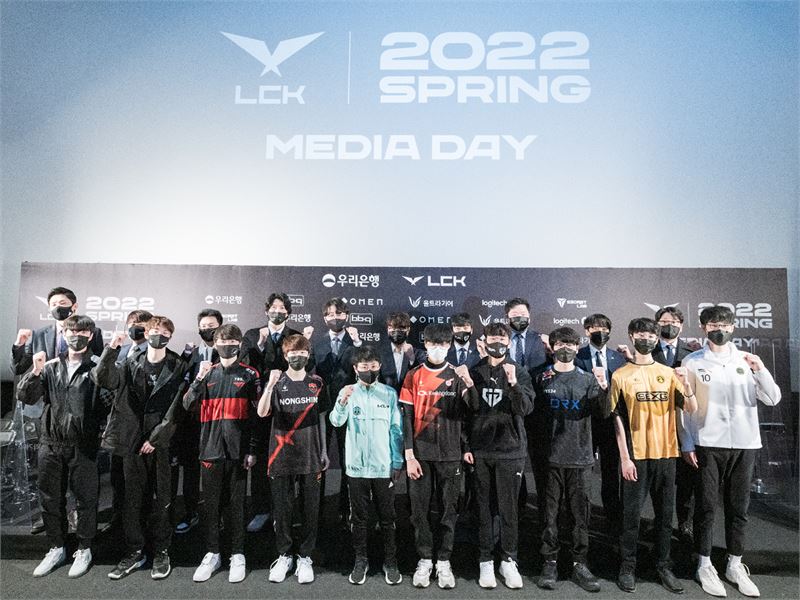 ▲ 2022 LCK 스프링 개막 미디어데이에 참여한 팀 감독과 선수들(제공=LCK)