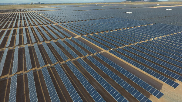 미국 애리조나주에 설치된 HD현대에너지솔루션의 고출력 태양광 모듈의 모습 [사진=HD현대 제공]