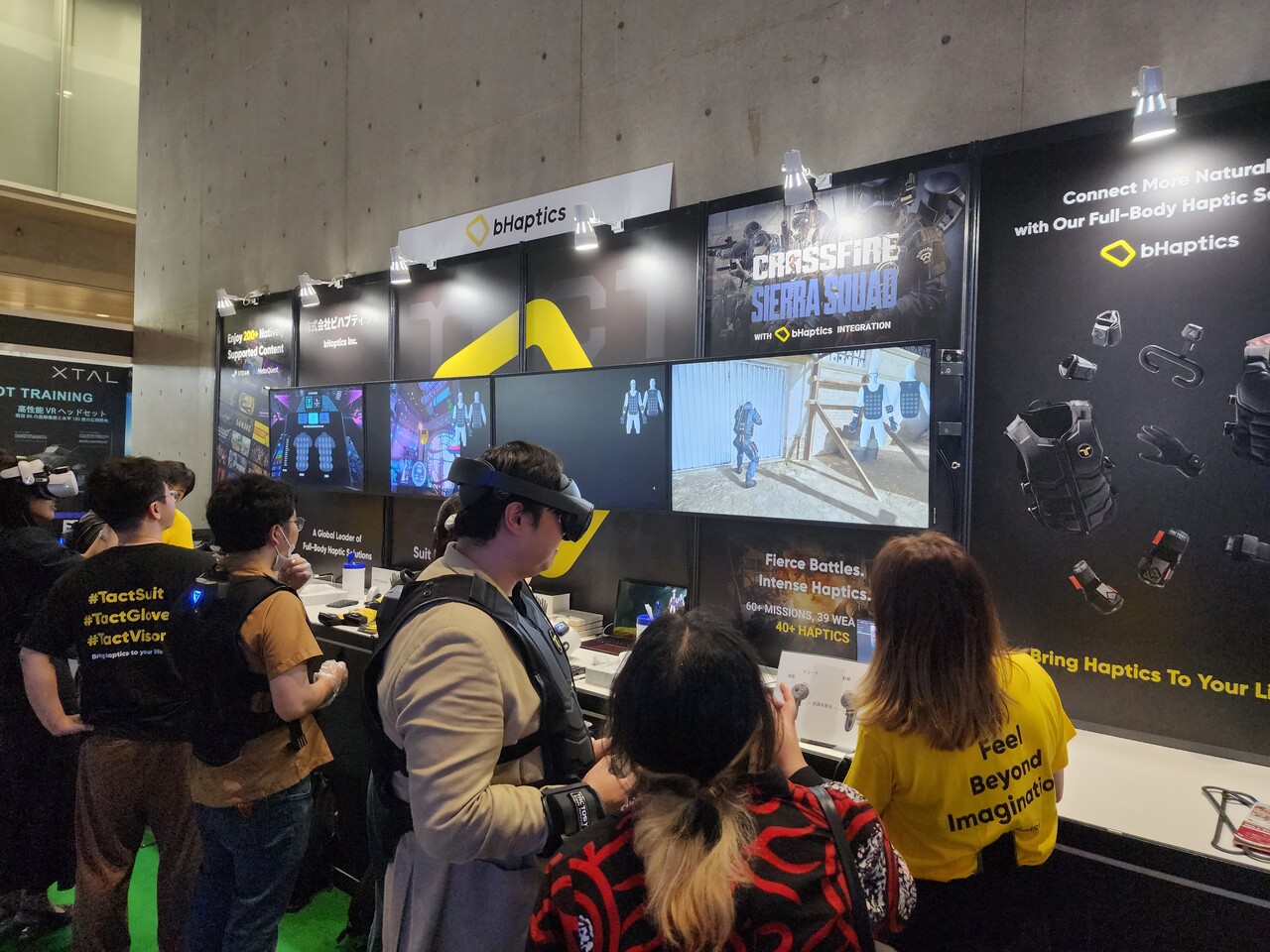 도쿄게임쇼 2023 에서 비햅틱스 슈트를 이용해 시에라 스쿼드를 플레이 중인 관람객