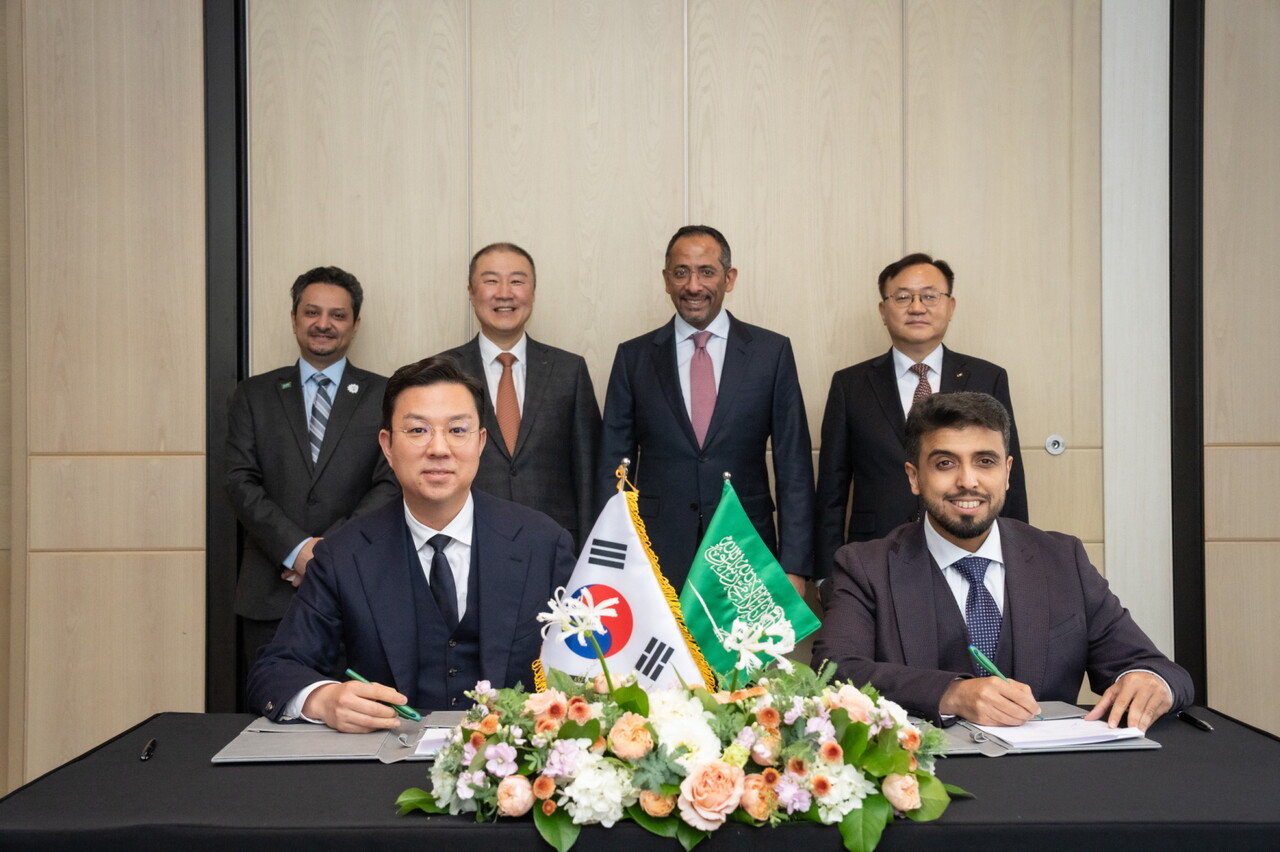 12일, 서울 광화문에서 LS그룹과 사우디아라비아 술탄 알 사우드(Sultan Al Saud) 산업개발기금 CEO가 사업 협력 및 진출을 위한 MOU를 체결했다.