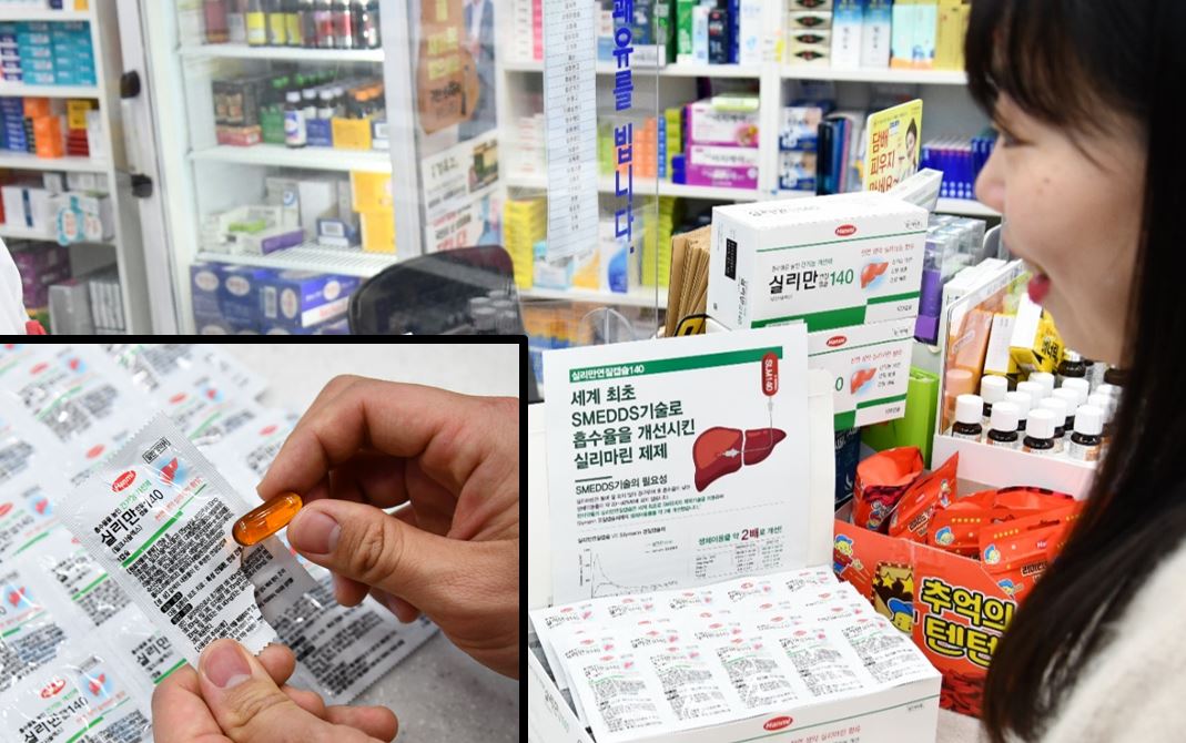 한 약국 방문 고객이 실리만140을 구매하고 있는 모습. 왼쪽 하단 사진은 1개씩 포장돼 있는 파우치를 개봉한 모습이다.