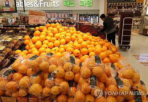 대형마트에 진열된 수입 오렌지 [연합뉴스]
