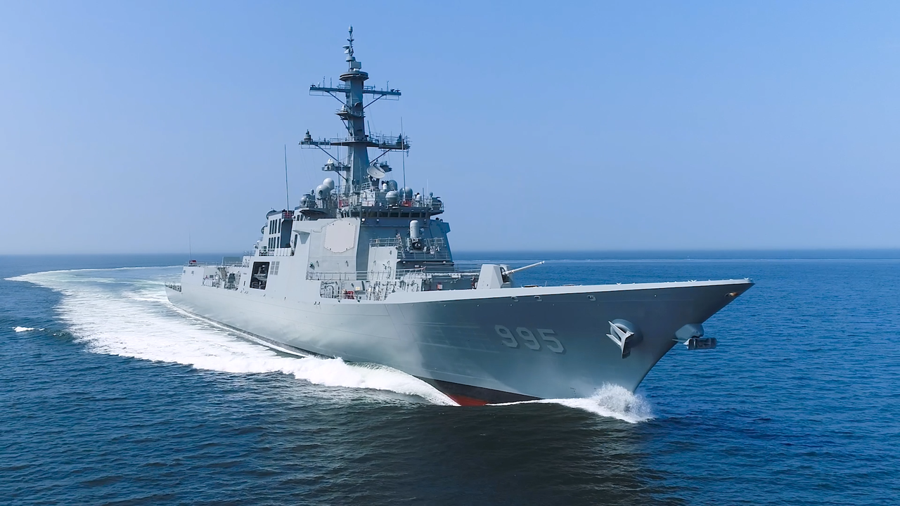 HD현대중공업이 건조해 2024년 말 해군에 인도 예정인 차세대 이지스 구축함(KDX-III Batch-II) 1번함 '정조대왕함'의 시운전 모습