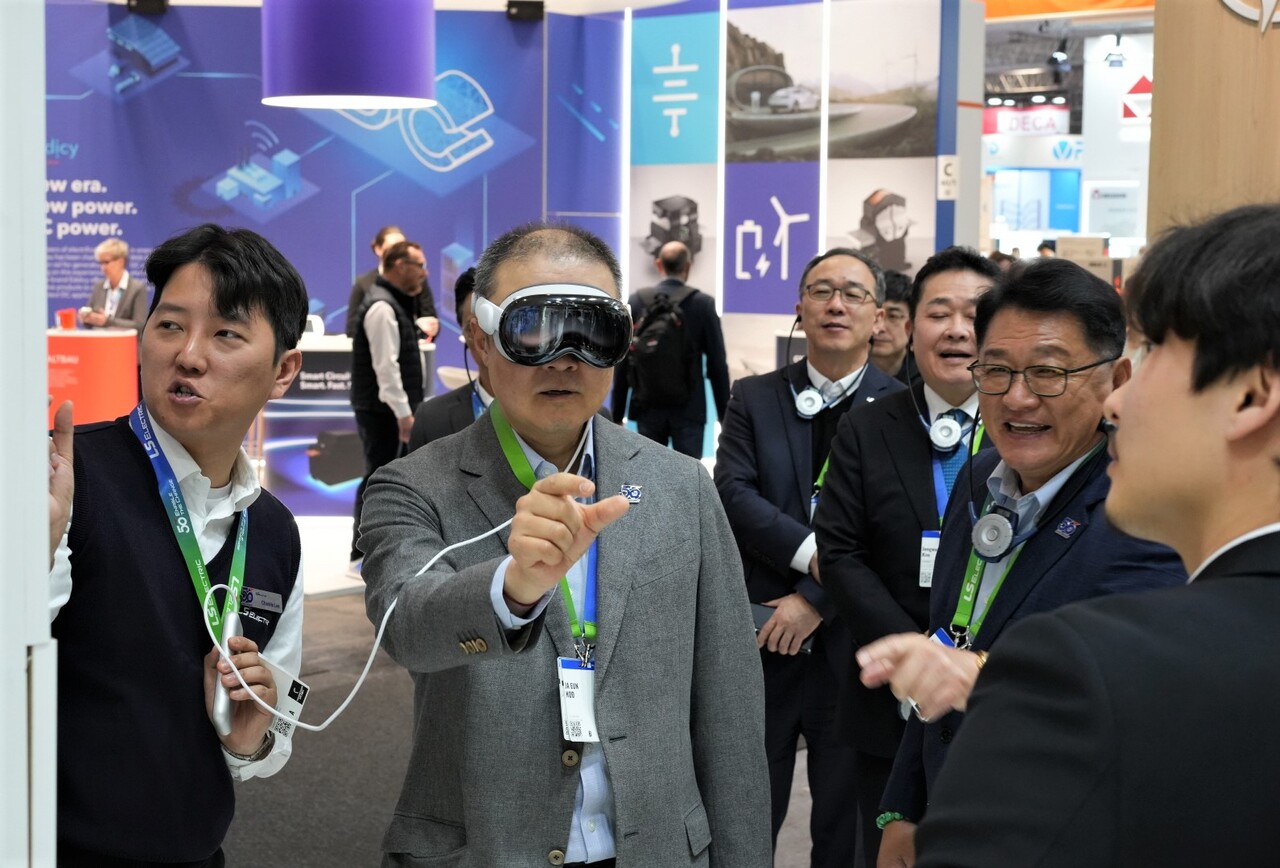 구자은 LS그룹 회장(가운데)이 '獨 하노버 메세 2024'의 LS일렉트릭 부스에서 '딥파인 가상현실(VR) 프로그램'을 체험하고 있다